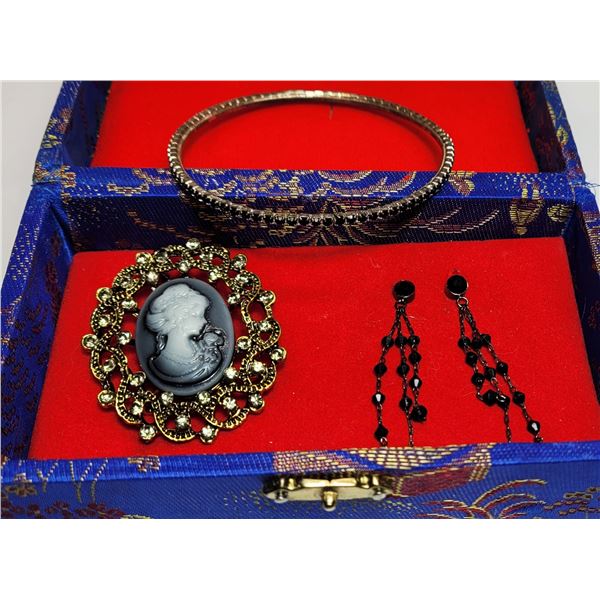 30)  LOT OF VINTAGE STYLED JEWELLERY, INCLUDES BAN