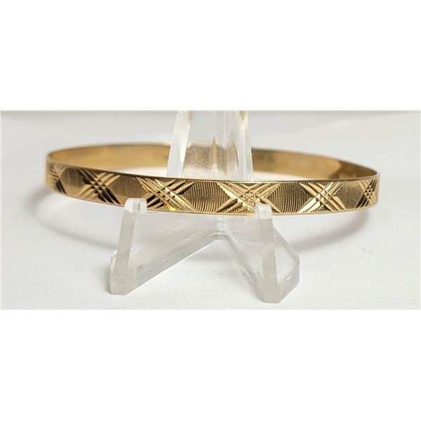29)  MACHINE TURNED 10K GOLD BANGLE BRACELET.