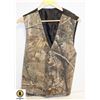 Image 1 : MENS ANTLER BUTTON CAMO VEST-ESTATE