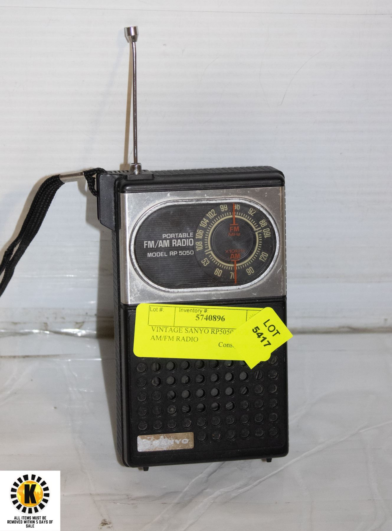 VINTAGE SANYO RP5050 PORTABLE AM/FM RADIO