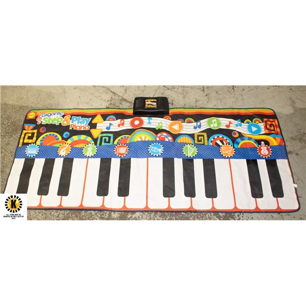 GIGANTIC STEP AND PLAY PIANO