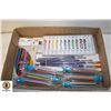 Image 1 : FLAT WITH ARTIST PAINT AND BRUSH SET PLUS 6 X 8 IN