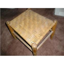 Sm. Wicker top step bench