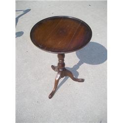 Round occasional table