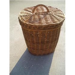 Natural wicker hamper