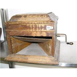 Old hand crank phonograph in oak case in very poor condition (41)