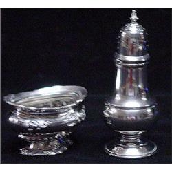 AN ENGLISH GEO.III OPEN OVAL / FOOTED SALT DIP