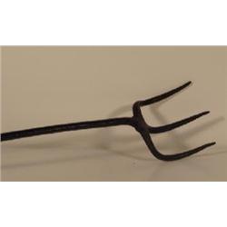 AN EARLY 19TH C. ENGLISH HANDWROUGHT IRON LONG THREE PRONGED FIREPLACE FORK