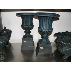 Pair of cast iron pots (500)