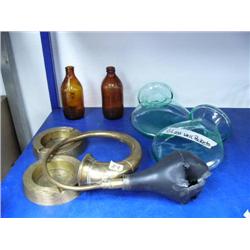 Brass taxi horn; 2 glass wall pockets; 2 brass ashtrays; 2 bottles (46)