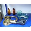 Image 1 : Brass taxi horn; 2 glass wall pockets; 2 brass ashtrays; 2 bottles (46)