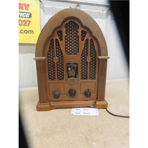 GE AM/FM Radio in Wooden Case 9" x 11.5" x 15"