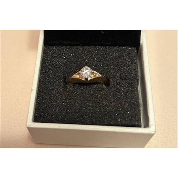 14kt Yellow Gold Ladies Diamond Patterned Ring with 1 Prong Set Round Brilliant Cut Diamond