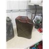 Image 5 : 4 Fuel Cans - Military ; 3 Poly, 1 Metal