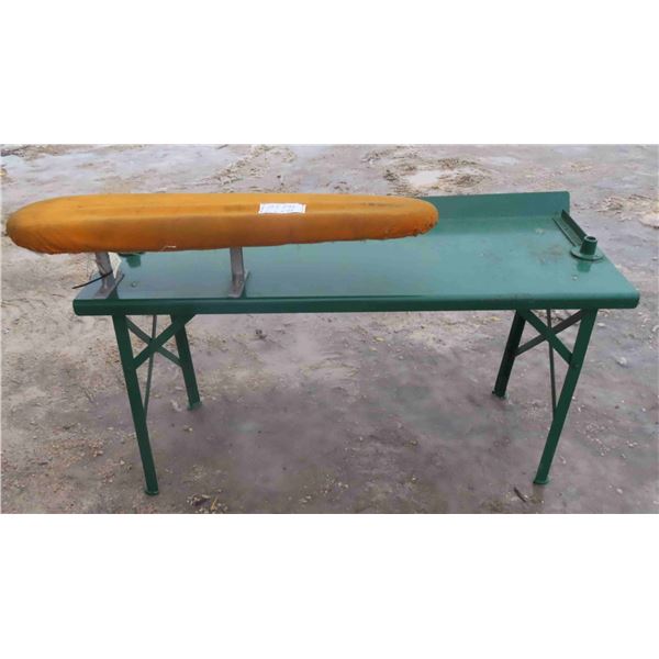 Metal Table 22  x 29  t x 55 