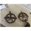 Image 2 : 2 Well Pulleys, 1 Double Pulley, 3 Hames