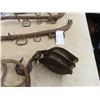 Image 3 : 2 Well Pulleys, 1 Double Pulley, 3 Hames
