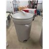 Image 2 : 2 Rubbermaid Garbage Cans with Lids