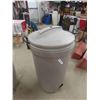 Image 3 : 2 Rubbermaid Garbage Cans with Lids