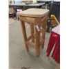 Image 4 : 2 Rustic Cabin Stools + Stand 20"x 29" x 29"