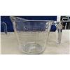 Image 6 : 5 Glass Measuring Cups - Pyrex + Fire King ; 1 - 4 Cups