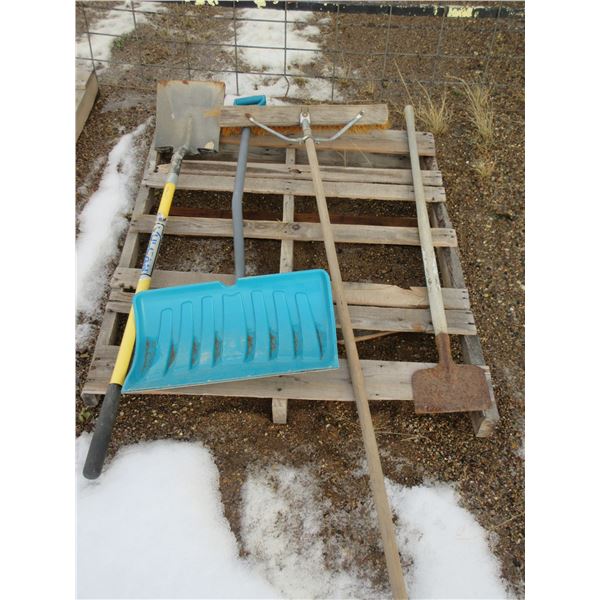 PALLET - YARD TOOLS (2 SHOVELS, BROOM & SCRAPER)