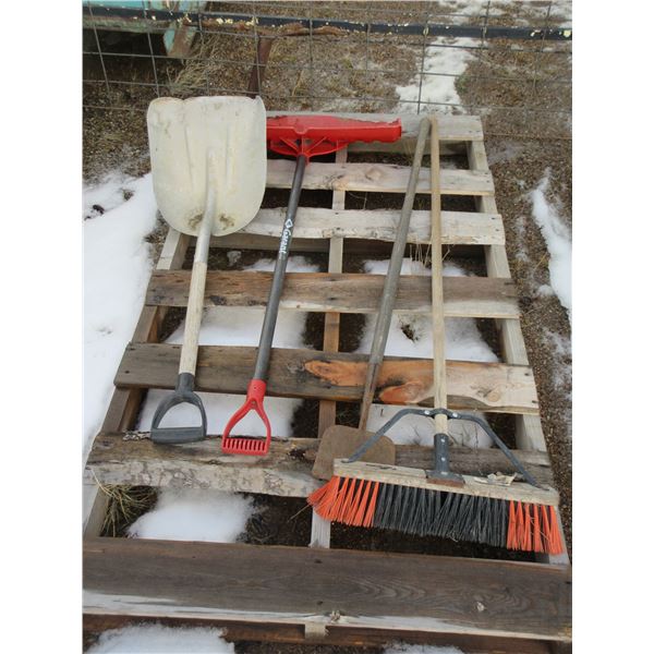 PALLET - YARD TOOLS (2 SHOVELS, BROOM & SCRAPER)