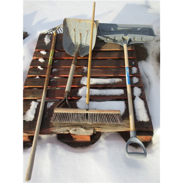 PALLET - YARD TOOLS (RAKE, 2 SHOVELS, BROOM)