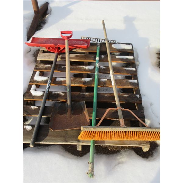 PALLET - YARD TOOLS (2 SHOVELS, RAKE, BROOM)
