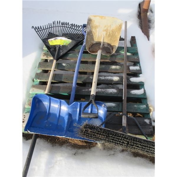 PALLET - YARD TOOLS (RAKE, 2 SHOVELS, BROOM)