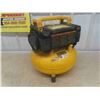 Image 4 : DeWalt Air Compressor 2.6 HP , 6 Gal - NO Hose