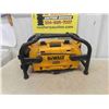 Image 6 : DeWalt Job Site Radio + 18V Charger Combo