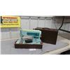 Image 1 : Singer Sewing Machine with Case