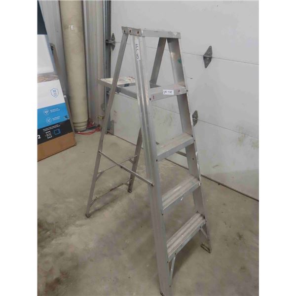 Aluminum Step Ladder 56" Tall