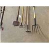 Image 2 : 5 Hand Yard Tools ; Fork, Hoe, Scuffler, Edger