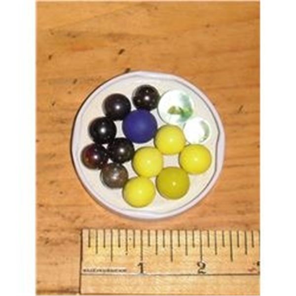 14 marbles 3 sizes14 billes 4 jaunes 1 jaune vert 1 cat eye 5 noires 1 maybe silver 1 blue skin