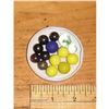 Image 1 : 14 marbles 3 sizes14 billes 4 jaunes 1 jaune vert 1 cat eye 5 noires 1 maybe silver 1 blue skin