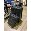 Image 2 : BLACK HARD SIDE SAMSONITE 2 PIECE LUGGAGE *SMALL CASE MISSING WHEEL*