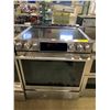 Image 2 : LG STUDIO STAINLESS STEEL INDUCTION STOVE WITH CONVECTION OVEN