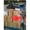 Image 2 : PALLET OF ASSORTED ITEMS INCLUDING; BEDDING, CLOTHING, KITCHENWARE & MORE