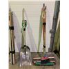 Image 2 : 6 BUNDLES OF ASSORTED TOOLS INCLUDING; SHOVELS, BROOMS, SCRAPERS & MORE