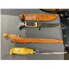 Image 2 : 3 ASSORTED KNIVES & CARVED HORN