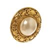 Image 5 : Chanel Gold CC Large Pearl Earrings