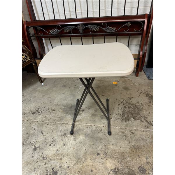 Folding table