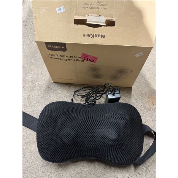 Neck massager with heating