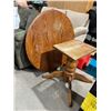 Image 1 : Pedestal table