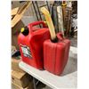 Image 1 : Gas cans