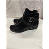 Image 1 : Footwear size 8