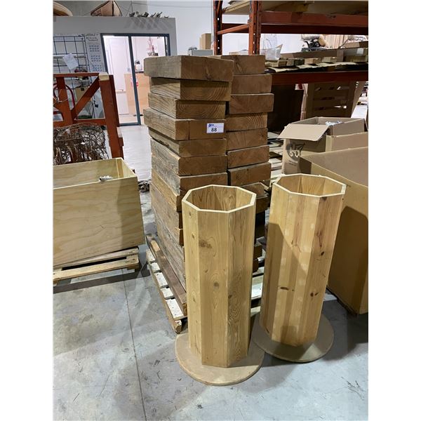 PALLET OF ASSORTED DISPLAY WOOD & 2 WOODEN COLUMNS