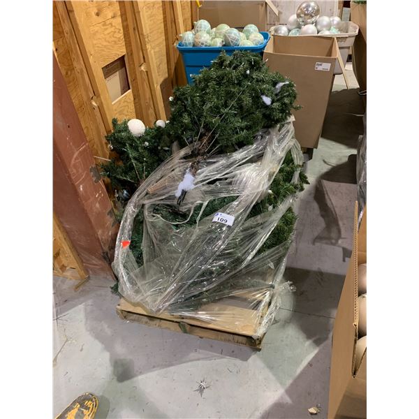 PALLET OF ASSORTED ILLUMINATED CHRISTMAS TREES / PARTS